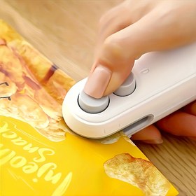 Resim Taşınabilir USB Şarj Edilebilir Atıştırmalık Torba Mühürleyici ve Kesici – Taze Tutma için Kompakt Isı Vakum Mühürleyici, 150mAh Lityum Pil, Mutfak ve Gıda Saklama için İdeal, Kolay Kullanım için Beyaz Mini Tasarım, Mutfak Aleti | Şık Beyaz Cihaz | USB Şarj Edilebilir, Gıda Vakum Mühürleyici 