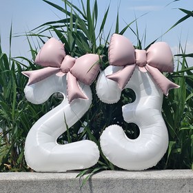 Resim 2'li Paket 32 İnç Beyaz Numara Şeklinde Folyo Balonlar ve Mat Kurdele Süslemeleri, Doğum Günü Partileri, Açık Hava Etkinlikleri, Yıldönümleri, Festivaller, Noel Kutlamaları ve Arka Plan Duvar Dekorasyonu İçin Uygun 