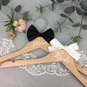 Resim 2 adet/1 Set Ahşap Düğün Elbise Askıları, Gömlek ve Omuz Üstü Etek Askıları, Gelin ve Groom için Kurdeleli, Düğün Elbiseleri ve Gömlekler için Çok Uygun, Düğün Aksesuarları, Düğün Dekorasyonu Malzemeleri 