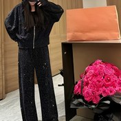 Resim Şık Kadın İki Parça Seti, Parlak İplikler ve Geniş Bacaklı Pantolonlu Kapüşonlu Sweatshirt ile, Rahat ama Şık Bir Görünüm için Mükemmel. 