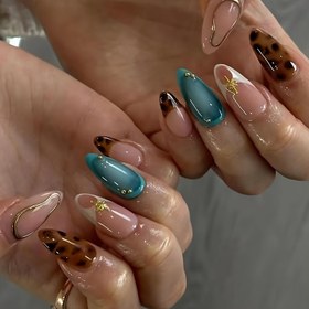 Resim Karma Rengi Sistemi Badem Şekli Kısa Tırnak Formları - Renk Bloğu ve Işık Çizgili Yüzey, Fransız Tasarımına Sahip Çıkarılabilir Pres-on Tırnaklar ve Rhinestone Aksesuarları - Moda Tırnak Yapıştırıcı Seti 