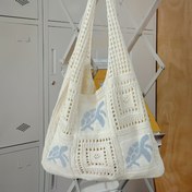 Resim Kadınlar İçin Kıyı Plaj Çantası - Bej ve Mavi Detaylı Geniş Açık Üstlü El Çantası, Plaj, Alışveriş ve Günlük Kullanım İçin Dayanıklı Polyester Çanta, Yaz Aksesuarı, Tığ İşi Tasarım, Şık Tasarım, Çok Amaçlı Çanta, Yüksek Kaliteli Kumaş, Tatil Esansiyelleri 
