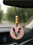 Resim Cekuonline Kişiye Özel İsim Yazılı 1.Sınıf Deri Ahşap Dekorlu Dikiz Aynası Süsü Pudra Pembe - V Harfi 