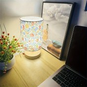 Resim 1 Adet Şık Nordik Tarzı Retro LED Masa Lambası - USB Güç Kaynağı, Üç Renk Ayarlı Aydınlatma, Ahşap Taban ve Çiçek Desenli Abajur - Yatak Odası, Oturma Odası veya Çalışma Alanı Dekoru İçin İdeal, Aile için Harika Hediye, Vintaj Modern Karışım | USB ile Çalışan Ev Ofis Masa Lambaları 