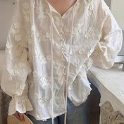 Resim Kadınlar İçin Şık 3D Nakışlı Uzun Kollu Gömlek - Puf Omuzlu ve Düğmeli, Yuvarlak Yaka Hafif Bluz, İlkbahar/Sonbahar Tatil & Günlük Giyim, Yüksek Kalite Nakış 