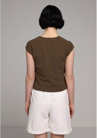 Resim Colin's Colins Slim Fit Kayık Yaka Düz Kadın Kahverengi Kısa Kol Tişört Cl1081903 Q1.v2 Brw 