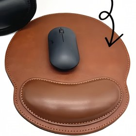 Resim Premium Suni Deri Ergonomik Fare Altlığı Kaymaz Tabanlı - Ofis, Oyun ve Ev Kullanımı İçin Dayanıklı Kahverengi Masa Matı | Rahat Fare Hareketi için Düz Yüzey | Mükemmel Kurumsal Hediye veya Tatil Hediyesi, Oyun Masası Matı | Şık Masa Dekoru | Suni Deri Ped, Masaüstü Fare Pedleri 