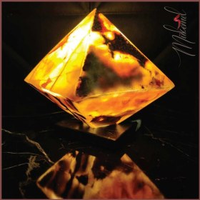 Resim Mukemel El Yapımı Siyah Mermer Tabanlı Kehribar Piramit – Eşsiz Ev Dekoru- Mükemel orijinal tasarım 