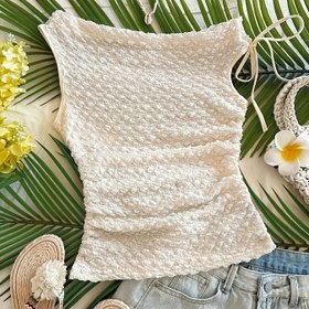 Resim Kadınlar için Omuz Açık Asimetrik Askılı Üst - Bej Kabarcık Dokulu Yarı Şeffaf Gömlek, Beli Sıkılaştırıcı Fit, Plaj Tatilleri, Partiler & Yaz Çıkışları İçin Makinede Yıkanabilir, Esnek Kumaş 