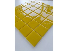 Resim Mutfak tezgah arası ve yaşam alanlarının tüm yüzeyleri için Sarı Cam Mozaik. Cam ölçüsü: 50x50 cm. File ölçüsü: 31.5x31.5 cm. ( 1 Koli = 10 File Karo = 1 m2 fiyatıdır ) 