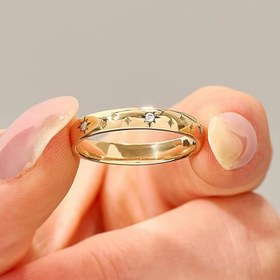 Resim 1 adet Şık Minimalist Kadın Nişan Yüzüğü, Parlayan Rhinestones ile, 14K Altın Kaplama Paslanmaz Çelik Bant, Düğünler, Partiler ve Sevgililer Günü Hediyeleri için Mükemmel, Nişan Yüzüğü | Şık Bant Tasarımı | Rhinestone Süslemeleri, Düğün Aksesuarları 