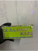 Resim Yeşil Renk Üzeri Hologram Renk Zalımın Kızı Yazılı Vantuzlu Cam Süsü 