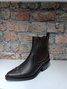 Resim ÇAĞLAR Bot Çizme Orijinal, hakiki dana derisinden üretilmiştir. İç kısmı yün ve deri kaplamalıdır. 