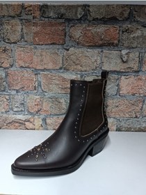 Resim ÇAĞLAR Bot Çizme Orijinal, hakiki dana derisinden üretilmiştir. İç kısmı yün ve deri kaplamalıdır. 