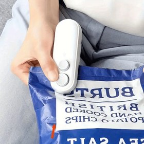 Resim 1 adet Taşınabilir Atıştırmalık Kapak Makinesi, Manuel Plastik Poşet Kapak Makinesi, USB Şarj Edilebilir, 150mAh Lityum Pil, Kompakt Mutfak Gıda Servis Ekipmanı Mini Atıştırmalık Poşet Kapak Makinesi, Şarj Edilebilir Poşet Kapak Makinesi, Kesici ile Plastik Poşet Yenileyici, Gıda Taze Tutma için Küçük Kapak Makinesi, Kesici Bıçağı ile Sıcak Vakumlu Kapak Makinesi, USB Şarj Edilebilir Kapak Makinesi, Gıda Depolama Kapak Makinesi 