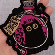 Resim 1 adet BKBKAAK Cadılar Bayramı Ütüleme Yaması - Pembe İksir Şişesinde Karikatür Siyah Kedi ve "Kötülüğü Açma" Yazısı, Karışık Renkler DIY Nakış Aplike Giysiler, Çantalar, Şapkalar için - Halloween Hediyesi, Giysi Özelleştirme | Canlı Nakış | Dayanıklı Kumaş 