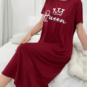 Resim Kadınlar için Yumuşak ve Rahat Kırmızı Uyku Elbisesi "Kraliçe" Tacı Tasarımı ile - Kısa Kollu, Yuvarlak Yaka, Gevşek Kesim Yetişkin Gecelik 