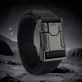 Resim Erkek Taktik Kemer Hızlı Çıkarma Tokası ile - Dayanıklı Siyah Polyester, Dış Mekan Eğitimi ve Günlük Giyim için Ayarlanabilir, Yürüyüş, Kamp veya Günlük Kullanım için Güvenli Uygunluk, Yürüyüş Ekipmanı, Uzay Temalı Tasarım, Metalik Kaplama 