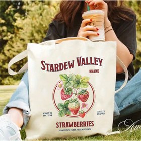 Resim Stardew Valley Çilek Baskılı Kadın Günlük Omuz Çantası - Açık Bej Dayanıklı Polyester Vintage Çiftlik Tasarımı, Makinede Yıkanabilir, Guangzhou El Yapımı Rahat Tarz Çanta 