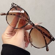 Resim Kadınlar İçin Retro Yuvarlak Hafif Moda Gözlük - Oval Plastik Çerçeve ve PC Lensler, Kaplumbağa Desenli & Koyu Kahverengi Ton, Günlük Stil için Şık Sokak Aksesuarı, Dayanıklı Göz Koruyucu 