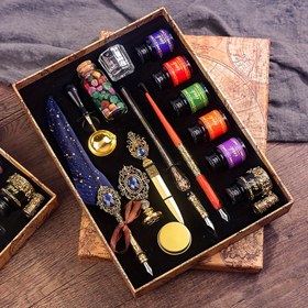 Resim Bir Hediye Seti İçerisinde Tüy Kalemi Jubaboz Kalemi ve Mürekkep Kalemi, Mekanik Dişli ile Steampunk Tarzı Bir Kalem Hediye Kutusu, Çizim, İmza ve Vintage Dekorasyon için Uygun. Tavuk Tüyü Kalemi Bir Harika Hediye Olur. 