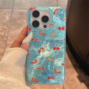 Resim Korean-Style Mavi Okyanus Telefon Kılıfı, Tembel Altın Balık, Su Dalgaları ve Teneke Parıltısı ile, Iphone Modelleri 15, 14, 16 Pro Max, 13 Pro ve 12 ile uyumlu. 