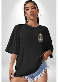 Resim Hippie Cesur Stil Dövmeli Kız Siyah Oversize Unisex Ön Sol Yan Minimal Baskılı Tişört Koyu Siyah 