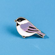 Resim Chickadee Enamel Brooch - Şık Siyah ve Beyaz Kuş Tasarımı ile Mor Detaylar, Dayanıklı Metal Yaka İpi Çantalar, Ceketler, Şapkalar için - Erkekler ve Kadınlar için Mükemmel Hediye, Ceket Süsü | Şık Enamel İpi | Detaylı Enamel 