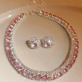 Resim Şık takı seti, lüks tarzda kolye ve eşleşen küpeler ile akşam etkinlikleri için mükemmel 