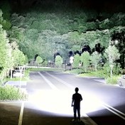 Resim 1 adet ultra parlak şarj edilebilir LED el feneri - yüksek yoğunluklu taktiksel ışık, USB şarj, 3 mod, uzun pil ömrü ile 18650 batarya, ergonomik tutuş, kampçılık, doğa yürüyüşü, açık hava keşfi ve elektrik kesintileri için uygun, taşınabilir ve dayanıklı 