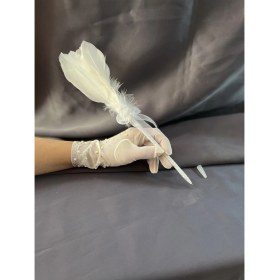 Resim Beyaz Tüylü Nikah Kalemi ile Şık Duvar Dekorasyonu, Özel Günleriniz Için Ideal Seçim 