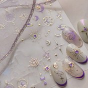 Resim 1 adet 5D Kabartmalı Tırnak Sanatı Çıkartmaları - Güneş, Yıldız, Ay ve Gezegen Tasarımlarında Mor & Altın Renklerde, Bahar ve Yaz için Şık Kendinden Yapışkanlı Tırnak Dekoru, Göksel Temalı Manikürler İçin Mükemmel, Bahar Tırnak Süslemesi | Kraliyet Mor Vurguları | Kendinden Yapışkanlı Etiketler, Tırnak Çıkartmaları 