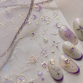 Resim 1 adet 5D Kabartmalı Tırnak Sanatı Çıkartmaları - Güneş, Yıldız, Ay ve Gezegen Tasarımlarında Mor & Altın Renklerde, Bahar ve Yaz için Şık Kendinden Yapışkanlı Tırnak Dekoru, Göksel Temalı Manikürler İçin Mükemmel, Bahar Tırnak Süslemesi | Kraliyet Mor Vurguları | Kendinden Yapışkanlı Etiketler, Tırnak Çıkartmaları 