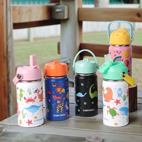 Resim Bir 340 ml 12 ons paslanmaz çelik izole bardak, sevimli çizgi film tasarımlarıyla, çift katmanlı, kapak ve pipetli, dış mekan etkinlikleri, kamp ve seyahat için mükemmel. 