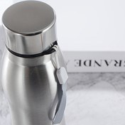 Resim Su içmek için özel olarak tasarlanmış paslanmaz çelik yalıtımlı bardak, 1 litre/750 ml kapasiteli. Gıda sınıfı paslanmaz çelik yalıtımlı bardaklar ve sızdırmaz taşınabilir paslanmaz çelik bardaklar günlük içim ve yürüyüş için ideal seçenekler 