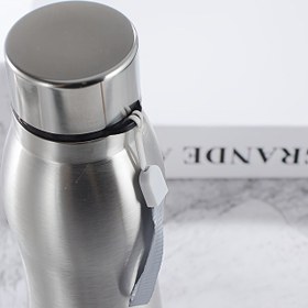 Resim Su içmek için özel olarak tasarlanmış paslanmaz çelik yalıtımlı bardak, 1 litre/750 ml kapasiteli. Gıda sınıfı paslanmaz çelik yalıtımlı bardaklar ve sızdırmaz taşınabilir paslanmaz çelik bardaklar günlük içim ve yürüyüş için ideal seçenekler 