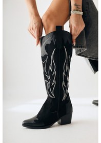 Resim Bahar Siyah Süet Nakışlı Deri Detaylı Topuklu Western Çizme 001 