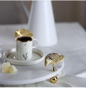 Resim Akayev Mermer Beyaz 30 Cm Altın Ayak Ginkgo Yuvarlak Sunum Tabağı 