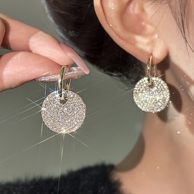 Resim Bir Çift Şık, Lüks Bling-Bling Yuvarlak Geometrik Taşlı Küpe. 