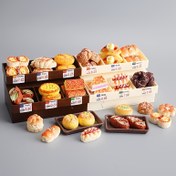 Resim 18 parça seti, içinde ekmek rafı ve tepsi, mini ekmek rafı ve resinsinden mini gerçekçi ekmek, tatlı ve model modelleri içerir. DIY projeleri veya dekoratif eşyalar için uygundur. 