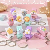 Resim Sevimli Pastel Zımba ve Anahtarlık - Taşınabilir Delgeç, Ofis Okul Ev İçin Kompakt Masaüstü Zımbası (Pastel Renkler: Pembe, Çikolata Kahverengi, Mor, Yeşil, Beyaz, Sarı, Turkuaz) - Hediye için Mükemmel Seçenek & Anime Hayranlarına Özel Bullet Journaling Scrapbook Uyumlu Sevimli Şerit Bağlantılı Çizgi Film Yüz Tasarımıyla Kolay Taşınır 