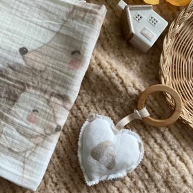 Resim Müslin Kirpi Battaniye & Diş Kaşıyıcı - Kalp Diş Kaşıyıcı 