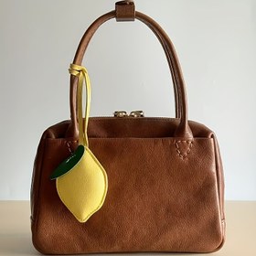 Resim 1 Adet Limon Şeklinde PU Deri Anahtarlık - Sarı & Yeşil Yaprak Çanta Süsü Metal Halkalarla, Şık Kadın Moda Aksesuarı ve Hediye için El Çantaları, Sırt Çantaları, Cüzdanlar, Çanta Aksesuarları, Eğlenceli Tasarım, Dayanıklı Anahtarlık 