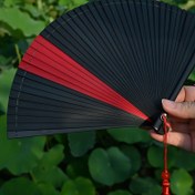 Resim Şık Tam Bambu Katlanır Yelpaze - Lüks Masa Dekoru & İpli Kişisel Soğutma Fanı, Ev/Ofis/Etkinlikler İçin Doğal Havalandırma - Kadınlar/Erkekler için İdeal Hediye (Doğum Günü, Düğün, Yıl Dönümü) - Kırmızı ve Siyah Şık El Tipi Yelpaze, Dayanıklı Yapım 