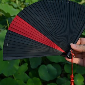 Resim Şık Tam Bambu Katlanır Yelpaze - Lüks Masa Dekoru & İpli Kişisel Soğutma Fanı, Ev/Ofis/Etkinlikler İçin Doğal Havalandırma - Kadınlar/Erkekler için İdeal Hediye (Doğum Günü, Düğün, Yıl Dönümü) - Kırmızı ve Siyah Şık El Tipi Yelpaze, Dayanıklı Yapım 