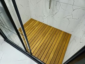Resim Katlanabilir ahşap duş ızgarası (iroko ağacı) (120 x 130 cm) 