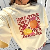 Resim Kadınlar için Günlük Limon Grafikli Tişört - Canlı Sarı Yazlık Tee, Cesur Kırmızı "Limon Likörü" Metni & Narenciye Tasarımı, Vücuda Oturan Yuvarlak Yaka Kısa Kollu, Makinede Yıkanabilir, Pürüzsüz Dokulu Kumaş 