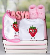 Resim Ejoya Ahşap Sandıkta Kişiye Özel Zıbın Önlük Taş Isimlik Ve Patik Bebek Hediye Seti 109441 