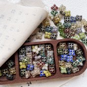 Resim 5 adet Yeni Çek Boncuklar Net Kırmızı Rüzgar Haç Yonca Boyalı Cam Boncuk El Yapımı DIY Gevşek Boncuklar Cam Malzeme Vintage Takı Bileklik Kolye Cep Telefonu Zinciri Boncuklu Aksesuarlar 