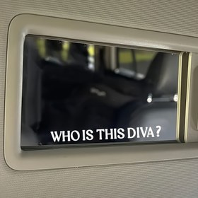 Resim Komik "Bu Diva Kim?" Araba Ayna Stickerları - Tek Kullanımlık Kendinden Yapışkanlı Dekorasyon, Kalın Beyaz Harflerle - Otomobil Dikiz Aynaları, Pencereler, Laptoplar, Ev, Ofis, Parti Süslemeleri İçin - Kolay Uygulama ve İz Bırakmayan Çıkarma - Kadın Sürücüler için Mükemmel Hediye, Eğlenceli Metin Tasarımı, Yapışkan Etiket 